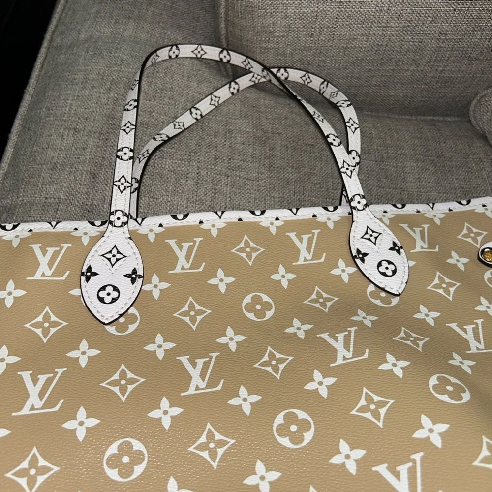 Louis Vuitton Guaranteed Authentic Monogram Giant Neverful MM Khaki and Beige - Picture 7 of 16